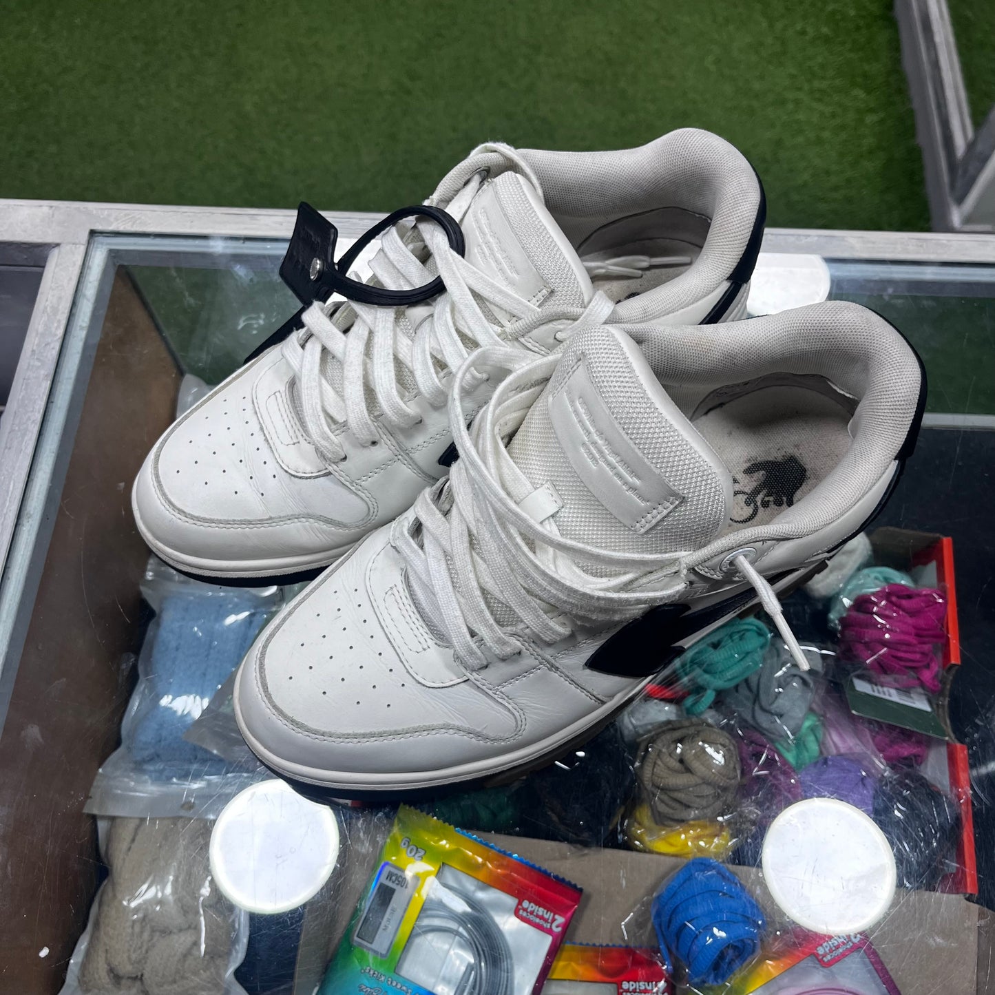 Off-White Out of Office Black / White - Recondicionado