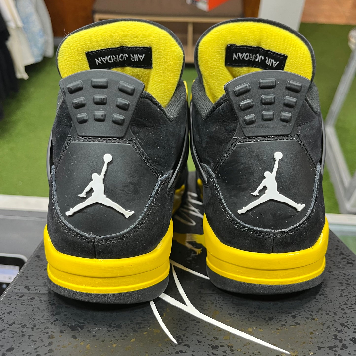 Air Jordan 4 Thunder - Recondicionado