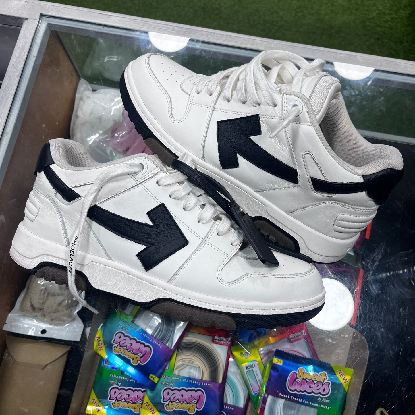 Off-White Out of Office Black / White - Recondicionado