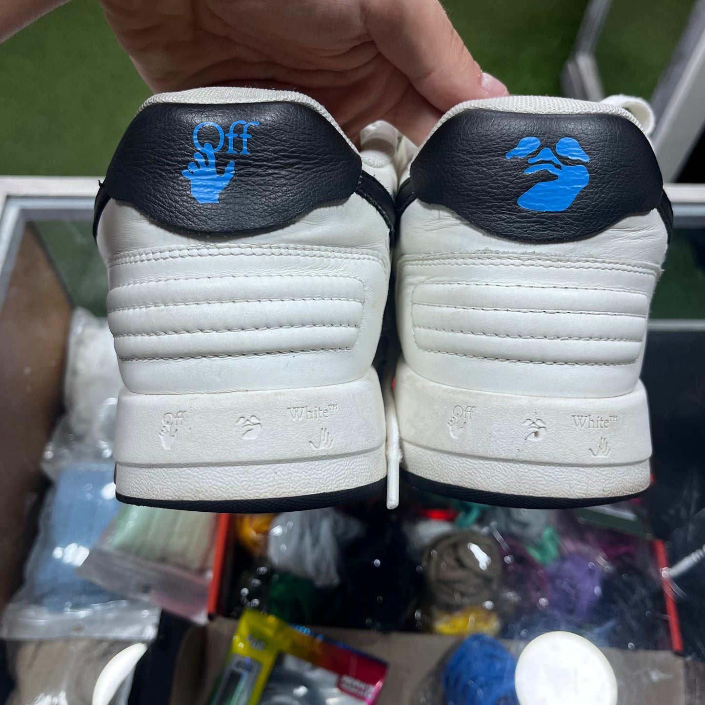 Off-White Out of Office Black / White - Recondicionado